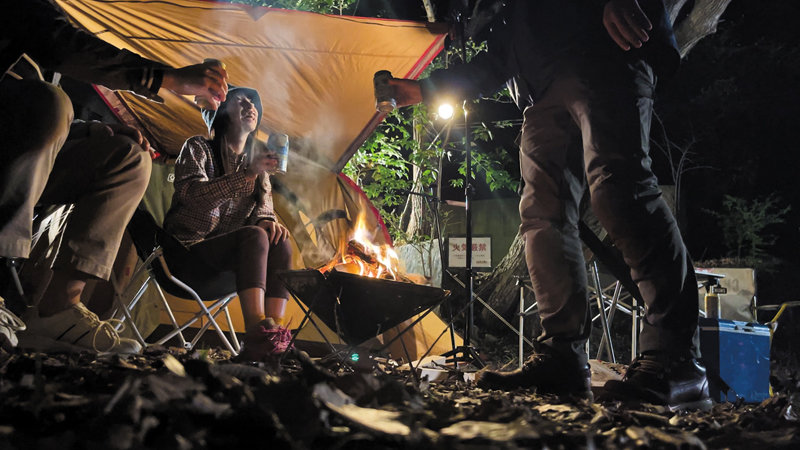 「【素人】女子ソロキャンプ女子をナンパして中出し3P！野外露出でテント内フェラも堪能」のサンプル画像2枚目