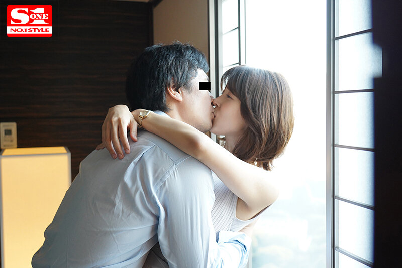 「葵つかさのキス・接吻がエロい!スレンダー巨乳美女との濃厚ベロチュー愛人プレイ」のサムネイル